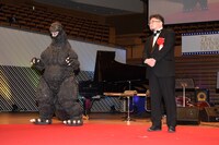 ゴジラ（左）と樋口真嗣（右）。