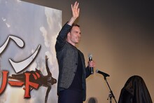 ファンの声援に応えるマイケル・ファスベンダー。