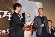 マイケル・ファスベンダー(右)の笑顔にドギマギする斎藤工(左)。