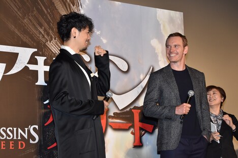 マイケル・ファスベンダー(右)の笑顔にドギマギする斎藤工(左)。