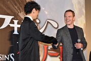 握手を交わすマイケル・ファスベンダー(右)と斎藤工(左)。