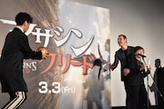 エデンの果実を投げるマイケル・ファスベンダー(右)とそれを受け取る斎藤工(左)。
