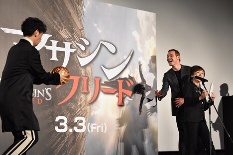 エデンの果実を投げるマイケル・ファスベンダー(右)とそれを受け取る斎藤工(左)。