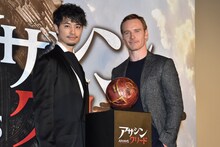 「アサシン クリード」イベントの様子。左から斎藤工、マイケル・ファスベンダー。