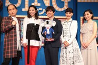 左から斎藤司、長澤まさみ、内村光良、大地真央、坂本真綾。