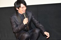 チョコの登場に驚く林遣都。