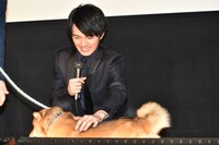 チョコをなでる林遣都。