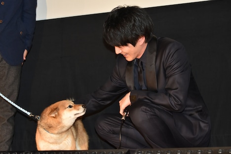 柴犬チョコをなでる林遣都。