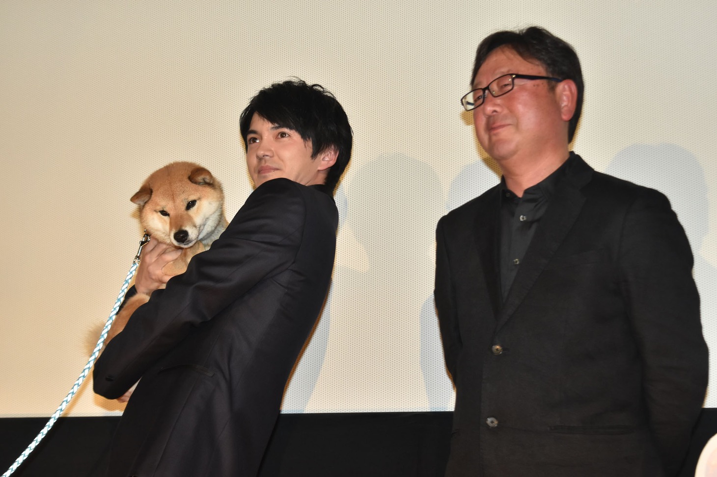 チョコを抱き上げる林遣都（左）、東伸児（右）。