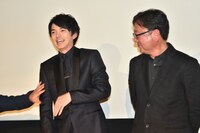 「（スタイリストに）怒られちゃう」と言いながらチョコの毛を払う林遣都（左）。