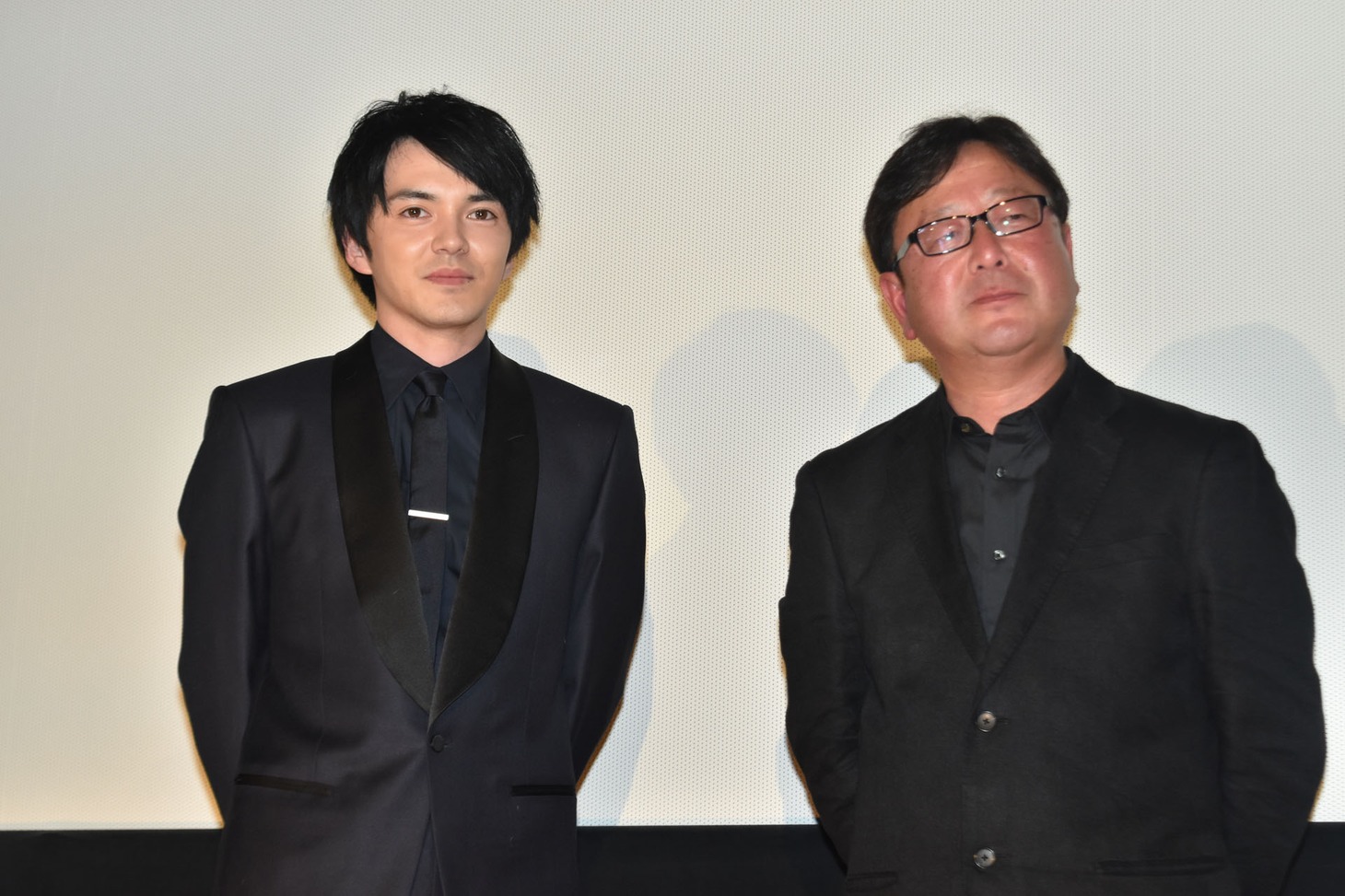 左から林遣都、東伸児。