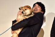 柴犬チョコを抱き上げる林遣都。