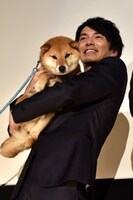 チョコを抱き上げる林遣都。