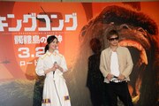 左から佐々木希、GACKT。