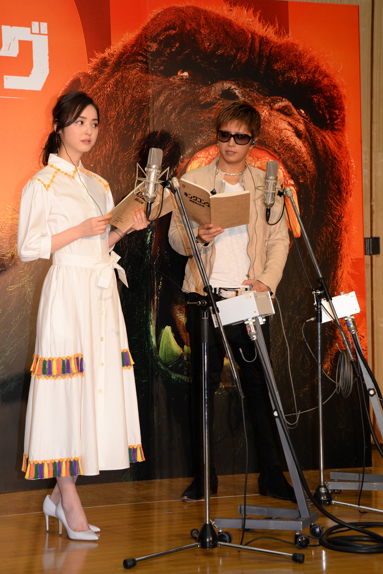 アフレコに臨む佐々木希（左）とGACKT（右）。