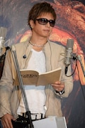アフレコに臨むGACKT。