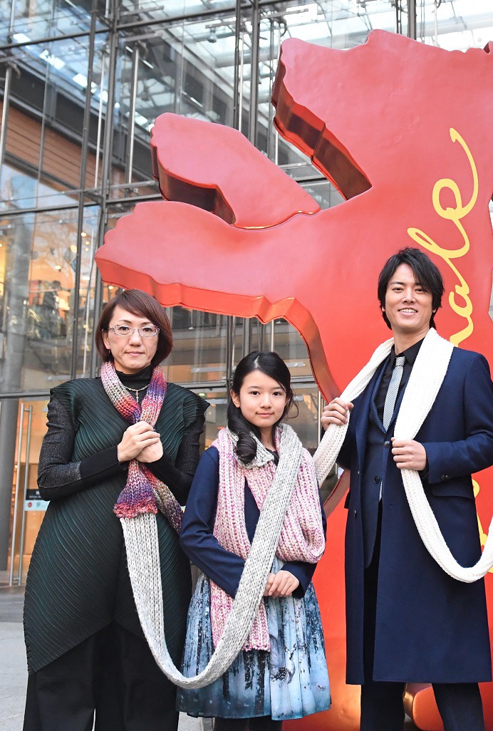 左から荻上直子、柿原りんか、桐谷健太。