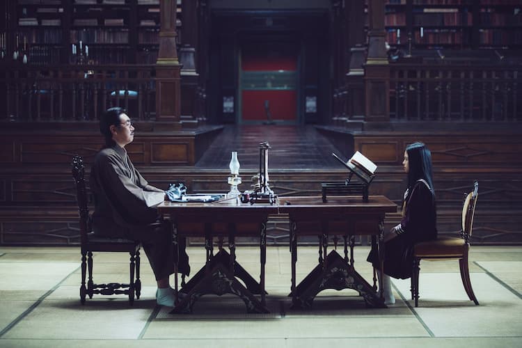 아가씨 리뷰 - 대저택 서재에서 마주 앉은 인물들의 장면