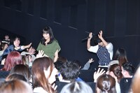 客席を通って登場した川口春奈（中央左）と山崎賢人（中央右）。