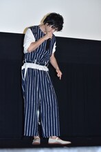 司会に「祭りを意識したファッションですか？」と聞かれ、「そうですね」と答える山崎賢人。