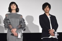左から松本若菜、中村倫也。