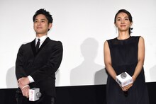 左から妻夫木聡、満島ひかり。