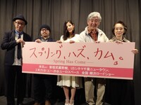 「スプリング、ハズ、カム」初日舞台挨拶の様子。左から角田晃広、吉野竜平、石井杏奈、柳家喬太郎、柳川慶子。