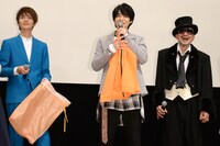 観客からの祝いの言葉に喜ぶ西銘駿（中央）。