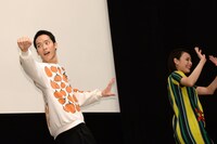 退場時、最後までファンサービスを続ける柳喬之（左）。