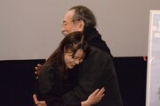 上映イベント「岡本喜八監督 命日13回喜！特集～仲代達矢 来る」にて、岡本喜八の孫娘と抱擁を交わす仲代達矢（右）。
