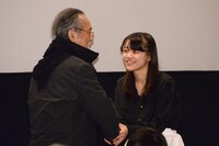 仲代達矢（左）と握手を交わす、岡本喜八の孫娘・前田理沙（右）。