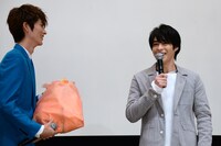 西銘駿（右）へ誕生日プレゼントを渡す山本涼介（左）。