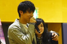 女子生徒を抱き寄せる中川大志。