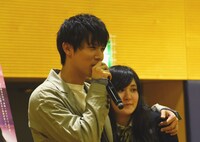 女子生徒を抱き寄せる中川大志。