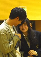 女子生徒を見つめる中川大志。