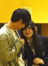 女子生徒を見つめる中川大志。