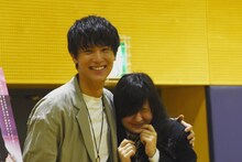 女子生徒を抱き寄せる中川大志。