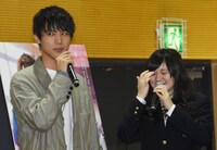 中川大志と女子生徒。