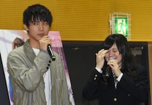 中川大志と女子生徒。