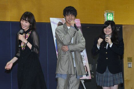 左から飯豊まりえ、中川大志、女子生徒。