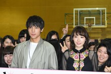 「きょうのキラ君」の女子高サプライズ訪問イベント。左から中川大志、飯豊まりえ。