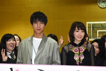 「きょうのキラ君」の女子高サプライズ訪問イベント。左から中川大志、飯豊まりえ。