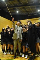 女子生徒たちと自撮りする中川大志と飯豊まりえ。