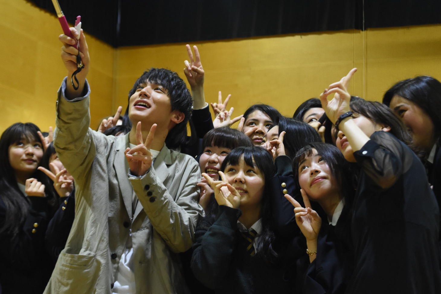 女子生徒たちと自撮りする中川大志と飯豊まりえ。