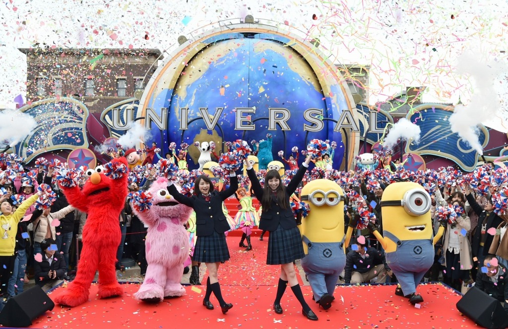 ユニバーサル・スタジオ・ジャパンのイベント「“やり過ぎ”リ・ボーン・パーティ」に登場した、広瀬すず（中央左）と中条あやみ（中央右）。
