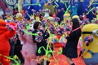 ユニバーサル・スタジオ・ジャパンのイベント「“やり過ぎ”リ・ボーン・パーティ」に登場した、広瀬すず（左）と中条あやみ（右）。