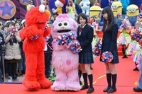 ユニバーサル・スタジオ・ジャパンのイベント「“やり過ぎ”リ・ボーン・パーティ」に登場した、広瀬すず（右から2番目）と中条あやみ（右端）。