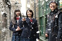 「ウィザーディング・ワールド・オブ・ハリー・ポッター」で魔法体験を楽しむ広瀬すず（中央）と中条あやみ（左）。