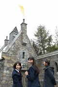 「ウィザーディング・ワールド・オブ・ハリー・ポッター」で魔法体験を楽しむ広瀬すず（左）と中条あやみ（中央）。