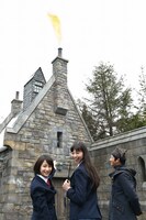 「ウィザーディング・ワールド・オブ・ハリー・ポッター」で魔法体験を楽しむ広瀬すず（左）と中条あやみ（中央）。